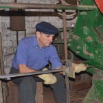 Микола КОРОБКО в 2015-му році (у свої вже тоді 78 років) під час волонтерської своєї роботи на одному з оборонних заводів у Кривому Розі під час російсько-української війни.
Фото Петра ЛИСЕНКА.