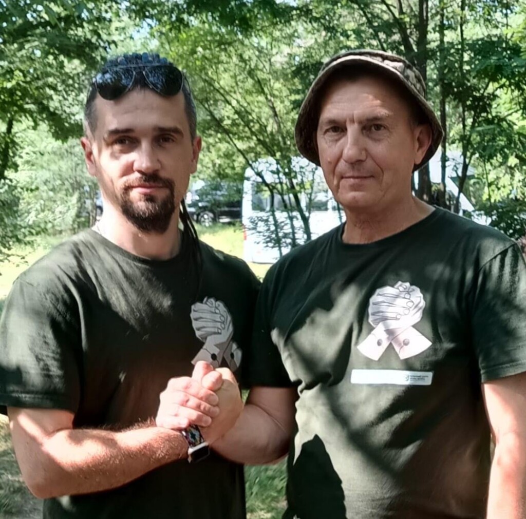 Петро Лисенко і Володимир Галащук, ветеран, який застосовує підхід «рівний-рівному» при наданні психологічної допомоги побратимам. (Фото з сімейного архіву Петра Лисенка)
