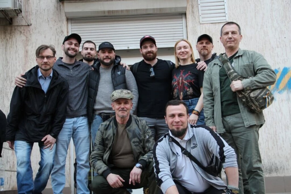 Зустріч групи «Рівні-Рівним» у Кривому Розі з ветеранами американської армії Алексом Макфарландом та Коннором Вогом – жінка: куратор психологічного на- прямку в ГАРТ, психологиня Євгенія Журавель, березень 2025 року;